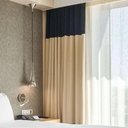 فندق إن إتش دين هاخ 4*